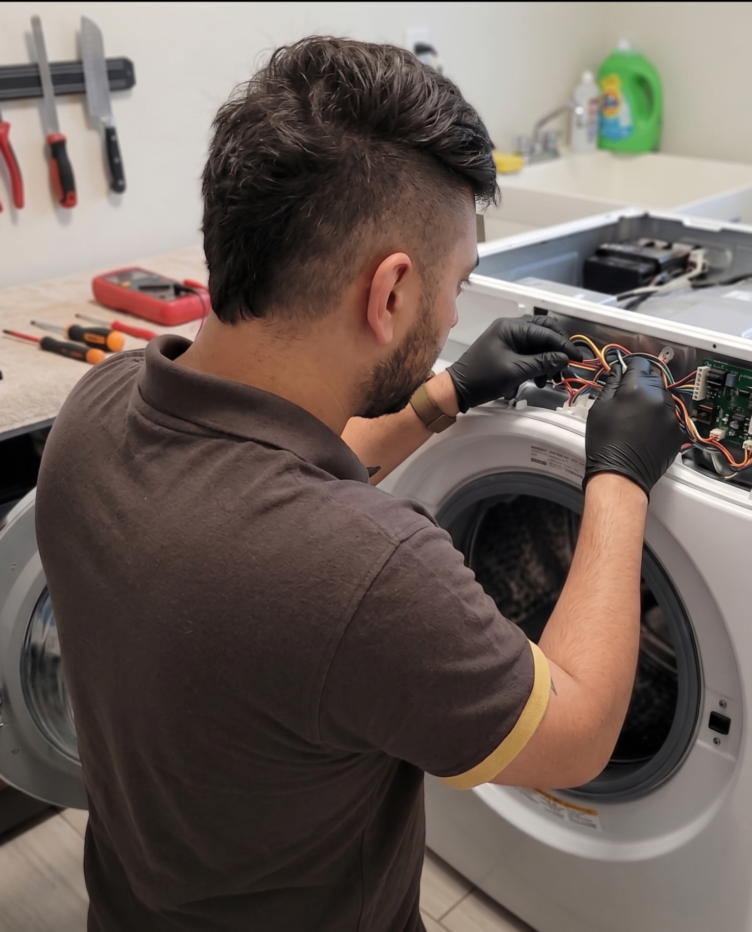 Técnico da Chagas Refrigeração realizando manutenção em máquina de lavar